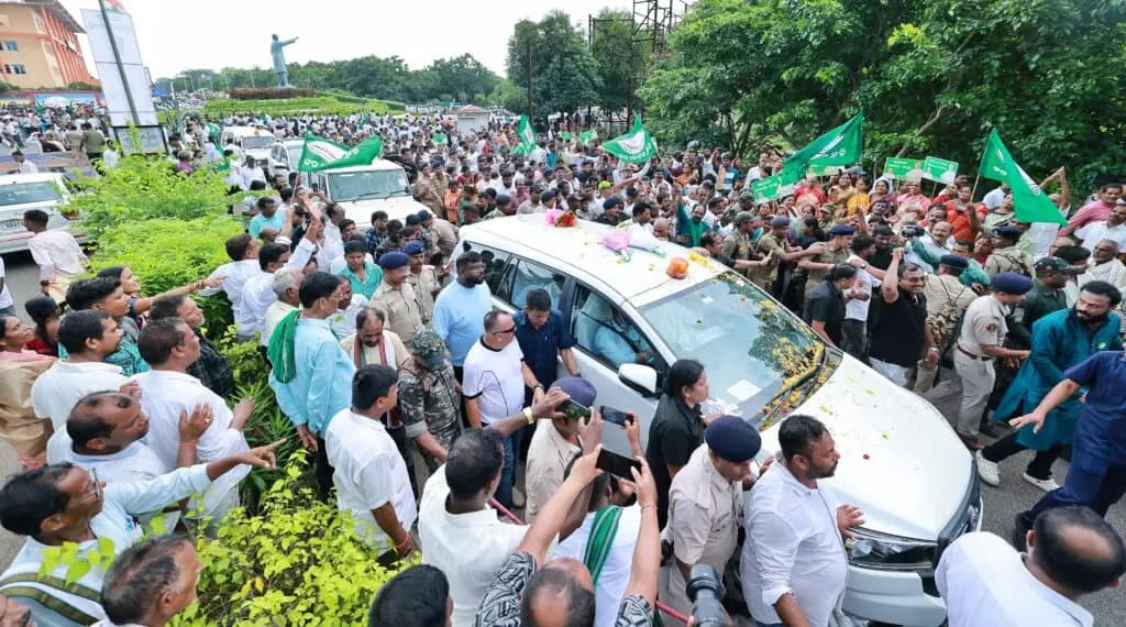 Naveen Receives Grand Welcome on Return to Odisha after Successful Treatment in Mumbai
