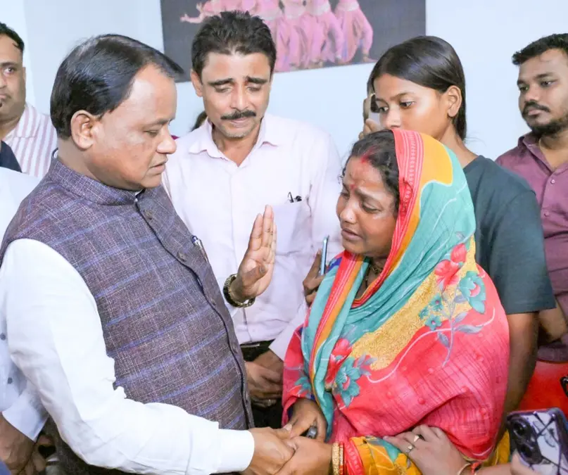 CM Majhi Visits AIIMS-Bhubaneswar to Enquire about Health Condition of FM College Student