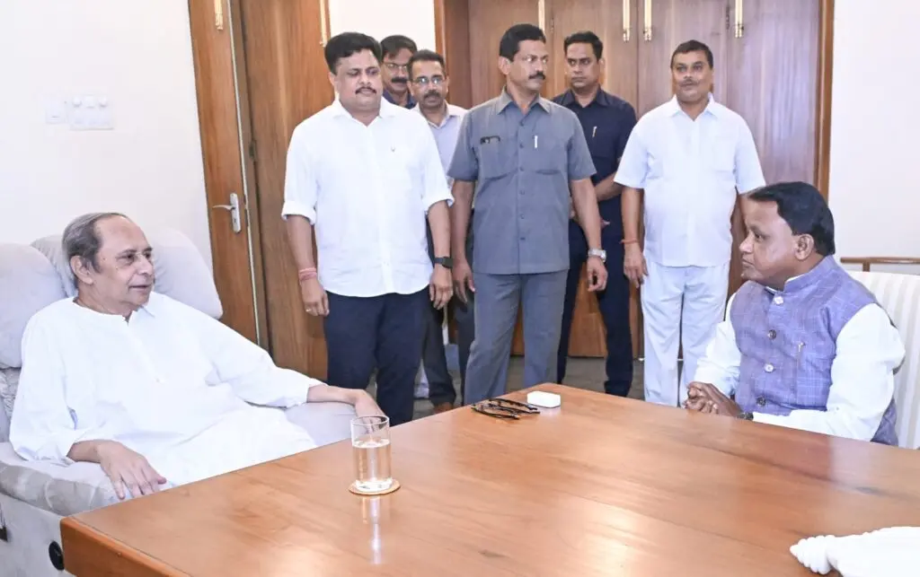 CM Majhi Meets LoP Naveen Patnaik