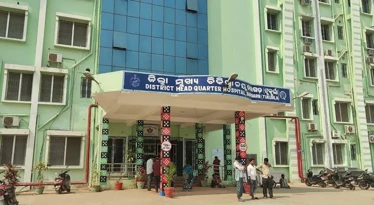 Bargarh DHH Faces Backlash for Using Cardboard on Fracture Patients!