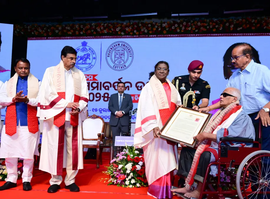 ଦୃଷ୍ଟିହୀନଙ୍କ ପାଇଁ ଜୀବନ ବ୍ୟାପି ସାଧନାକୁ ସମ୍ମାନ: ଶିକ୍ଷାବିତ୍ ବିଜୟ କୁମାର ରଥଙ୍କୁ ରେଭେନ୍ସା ବିଶ୍ୱବିଦ୍ୟାଳୟ ସମାବର୍ତ୍ତନ ଉତ୍ସବରେ ସମ୍ମାନ ସୂଚକ ଡ଼କ୍ଟରେଟ୍ ଉପାଧି ପ୍ରଦାନ କଲେ ରାଷ୍ଟ୍ରପତି