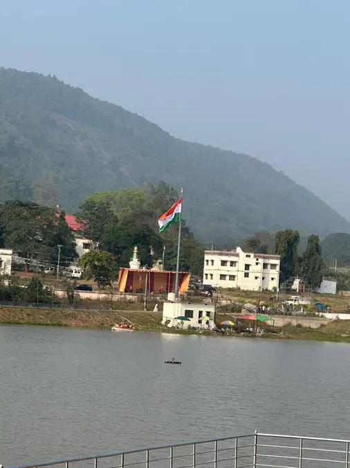 ଜିରାଙ୍ଗ ବୌଦ୍ଧ ପୀଠରେ ଉଡ଼ିଲା ୨୪ ଫୁଟ ତ୍ରିରଙ୍ଗା