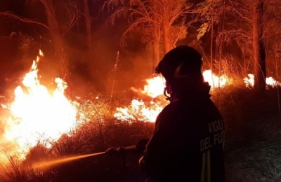Bomberos combaten incendios en Italia