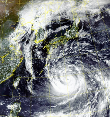 한국 : 태풍 난마도르의 접근으로 1명 부상, 수백명이 피난