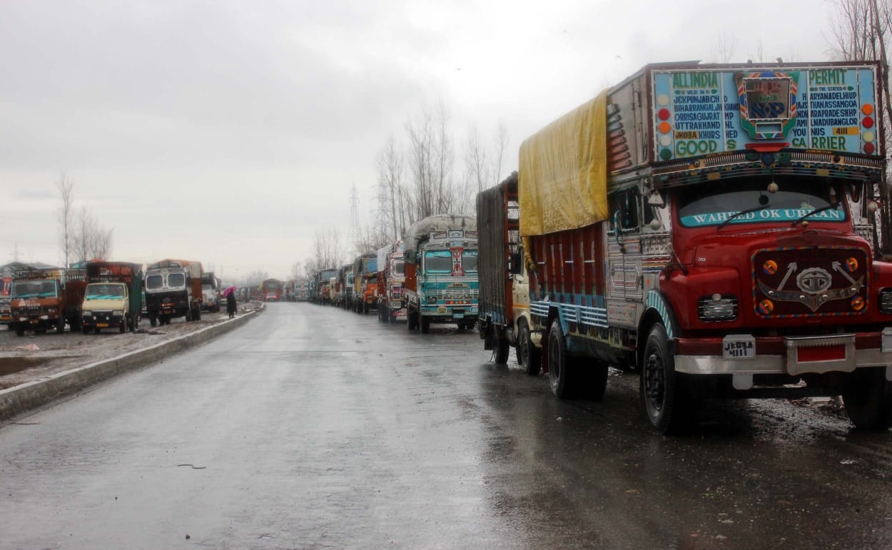 Traffic movement halted on Jammu-Srinagar National Highway Traffic movement halted on Jammu-Srinagar National Highway