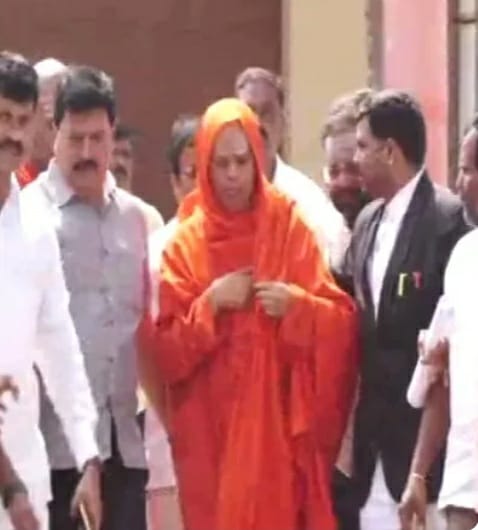 Lingayat mutt sex scandal: Arrest warrant against rape accused Murugha seer